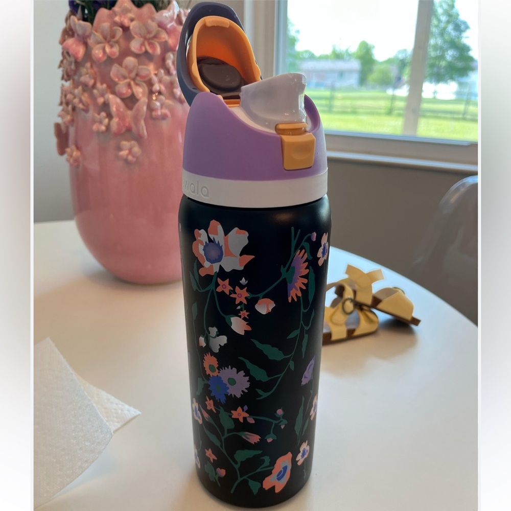 Owala black flower garden Urban Outfitters Exclusive Color 32oz - Picture 3 of 4